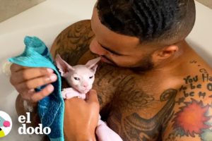 Chico se baña con su gatito sin pelo | El Dodo
