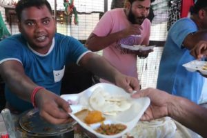 The Man Shoughting & Selling | 20 Rs/ Thali ( 2 Tandoori Roti & Two Veg Curry ) | Roadside Food