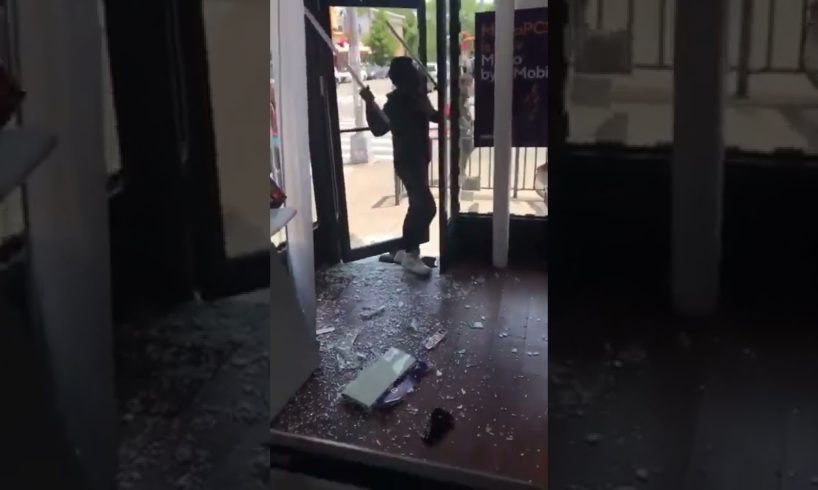 Hood guy fights metro pcs worker inside store