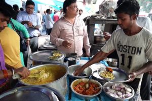 Magic of Kolkata Street Food | Itna Lomba Line | Two Kulcha / Naan Roti with 2 Curry 42 Rs/