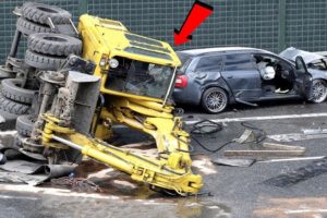 20 Extreme Dangerous Idiots Excavator Driving Skills -Truck Fails Compilation - Excavator Working P7