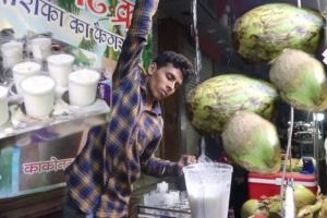 Mar Mar Ke Coconut Ka Halat Kharap Kar Dia | Nariyal Malai Sharbat 60 Rs/ | Indore Sarafa Bazar