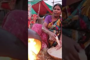 Nagpur diligent women Preparing Matka Roti | Only Rs. 6.00/ Each | Indian Street Food