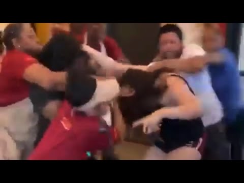 Fight breaks out at Popeyes *MUST WATCH*