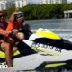 Perro grande y esponjoso practica moto acuática | El Dodo
