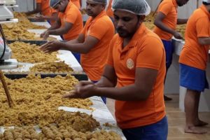 Ek Ghante Main 700 Kg Laddu Banta Hai | Biggest Laddu Factory | Mahavir Mandir Patna