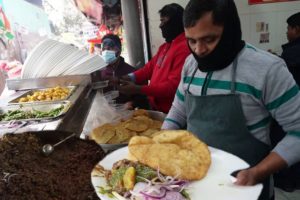 Ek Ke Baad Ek Plate Khatam Ho Ja Raha Hai | Fastest Chole Bhature Man in Delhi | Price 80 Rs/