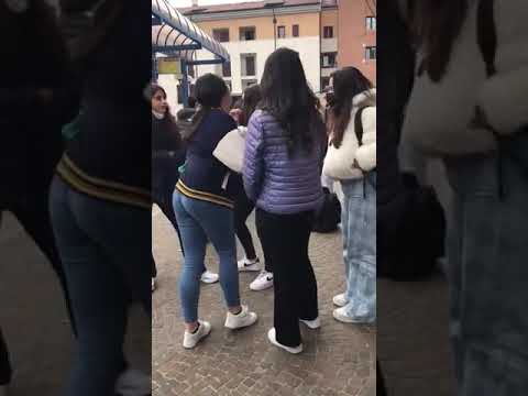 Indian girl fight with Italian girls 😯 oderzo bus stop