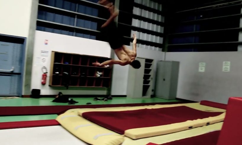 incredible TRIPLE BACKFLIP on TRAMPO ( People are Awesome)