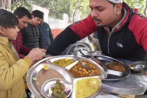 Hard Working Cycle Vendor | Breakfast Time in Chandigarh City | Rahul Chole Bhature | 40 Rupee Thali