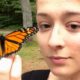 Niña encuentra a una mariposa monarca atrapada en el faro de su auto | Corazones Salvajes | El Dodo
