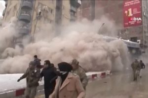 Turkey Reporter Runs as Earthquake Aftershock Strikes