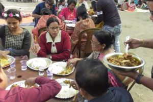 Holi Picnic Masti Time | Everyone Enjoying Lunch | Rice - Mutton - Fish