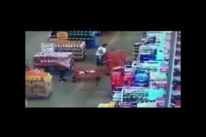 Lady continued to hit the man with her cart repeatedly and got a cart thrown in her face