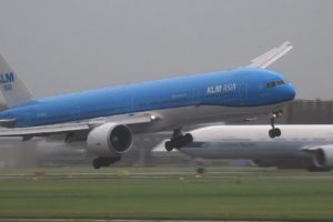 Pilot Attempts Landing In a Strong Crosswind Condition