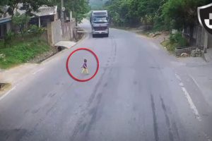 7 Terrifying Close Calls Caught on Camera #3