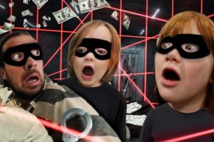 BABY ROBBER FAMiLY!! Adley & Niko steal money from the Brookhaven Bank & Adopt a pet family with Dad