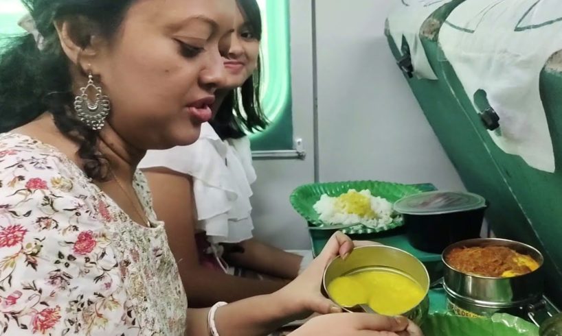 শতাব্দী এক্সপ্রেস ট্রেন এ বাড়ির খাবার খেলাম | Rice - Builir Dal - Alu Posto - Egg Curry | Puri Tour
