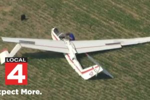 2 people hurt after glider crash in Livingston County
