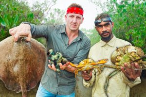 Aboriginal Catch and Cook in West Australia!! Raw Sting Ray Liver!!