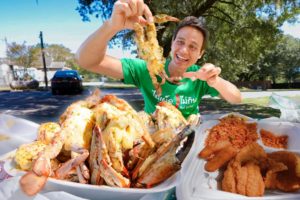 Famous GARLIC BUTTER Blue Crabs!! 🦀 Must-Eat SOUL FOOD in Charleston, South Carolina!