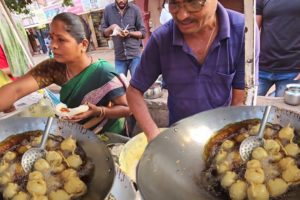 Goan Couple Selling Vada Pav @ 25 Rs/ Each | Goa Street Food