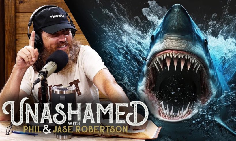 Jase’s Incredible Catch Draws a Beachside Crowd & the Annual Robertson Family Vacation | Ep 695