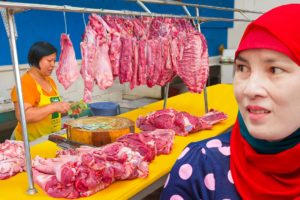 How Muslims Survive in the Land Of Pork!! Halal Viet Street Food!!