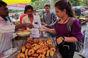 Couple Selling Street Breakfast | 30 Rs/ Plate ( Vada - Idly - Apam ) | Mumbai Street Food