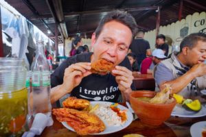 $2 Guatemalan Street Food 🍗  Fried Chicken at Biggest Market in Central America!!