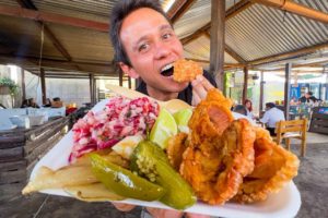 Street Food in Guatemala!! 🥓 CRISPIEST CHICHARRON with Jalapeños!! 🫑