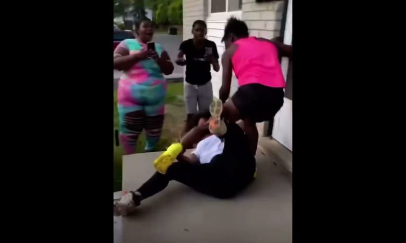 girls fighting in the hood part 1😳