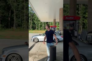 6’5 White teen knocks out OldHead at gas station (Very Graphic)