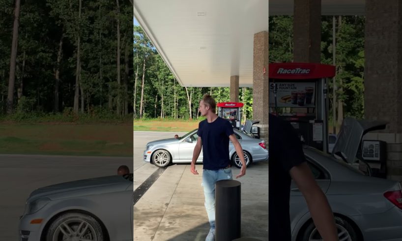 6’5 White teen knocks out OldHead at gas station (Very Graphic)