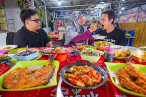 Indonesia Seafood Paradise!! 🦐 23 DISHES IN ONE DAY - Best Food in Makassar!