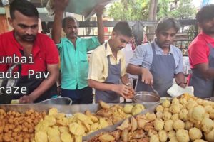 Mumbai Kalpana Aunty Vada Pav Craze - 20 Rs/ Each | Street Food Loves You