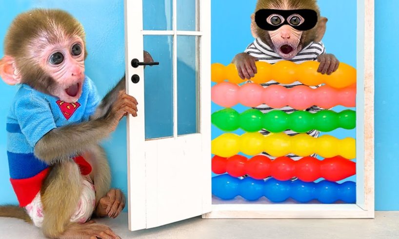 Monkey Baby Bon Bon plays with the rainbow balloon with puppy and take the duckling to the toilet