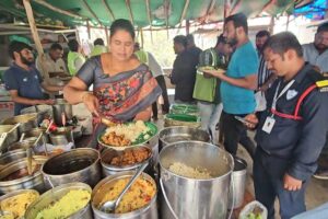 Hyderabad Famous Anuradha Debi Serves Best Roadside Meal | Non Veg Thali 100 Rs | Indian Street Food