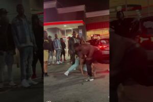 LATE NIGHT HOOD fight at the Quik trip ￼WAS BRUTAL #hoodfights #latenight #hoodfights #ayehood #fyp