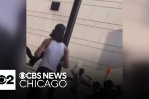 Knife fight seen in middle of street near Chicago's Magnificent Mile