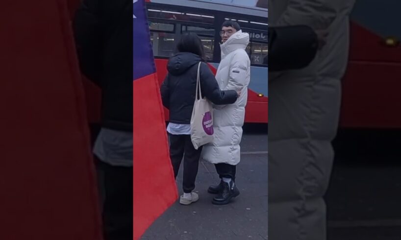 Dude sees Taiwan's Flag and Looks Mad! 他看到台灣國旗就生氣了！