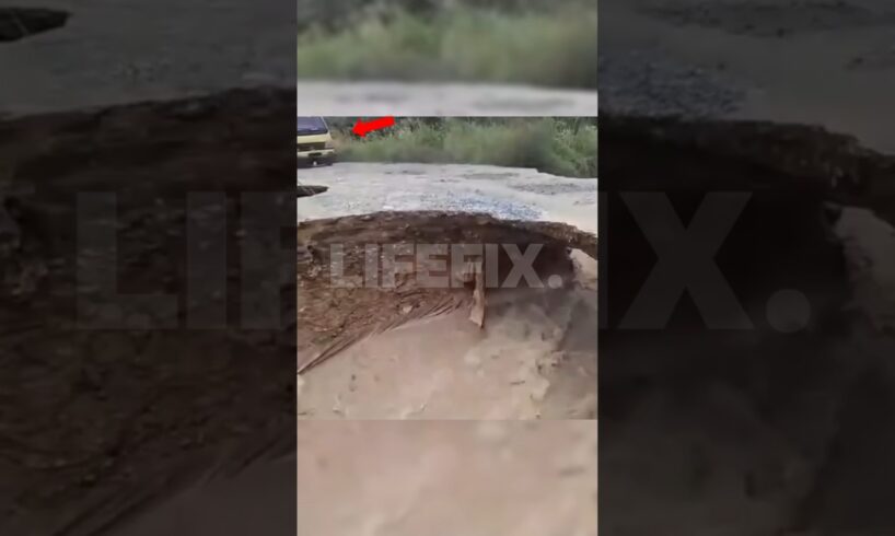 "A truck driver passes through a very dangerous road" 🫣😱 #truck #shorts #funny