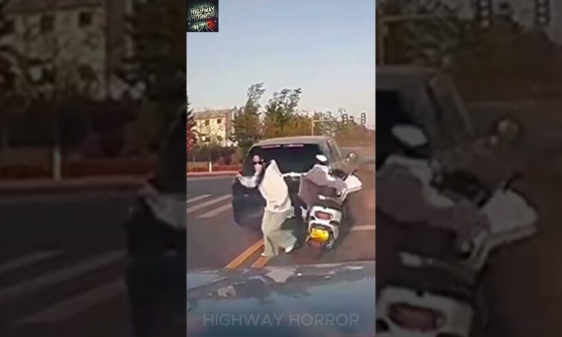 Cyclist-dodges-car-crash-by-inches