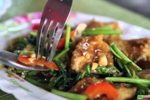 Abalone Fried Rice at Pat Radna Moo Noom (พัฒน์ ราดหน้าหมูนุ่ม)