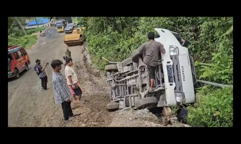 Driver vs Death! Multiple Trucks Overturn Into Ravine at Batu Jomba | Shocking Compilation