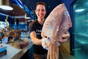 Local VS. Luxury Seafood in Qatar!! 🇶🇦