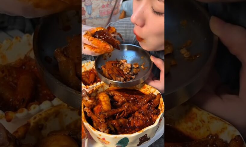 Mukbang chicken leg and jumbo sausage with spicy black sauce #mukbang #mukbangasmrfoods #mukbangers