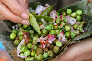Indian Street Food in Varanasi - Fried Mutter (Green Peas in a Leaf Bowl!)
