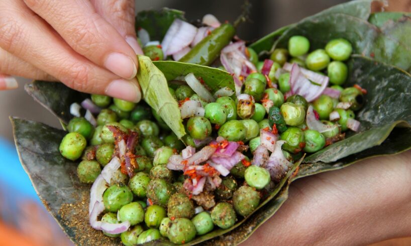 Indian Street Food in Varanasi - Fried Mutter (Green Peas in a Leaf Bowl!)