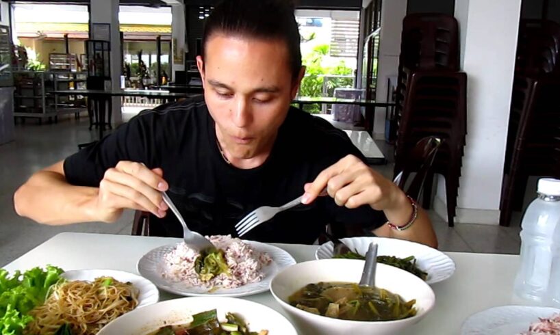 Eating Vegetarian Thai Food at Jay Jay Restaurant in Bangkok